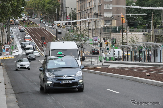 トラムウェイの線路を建設中