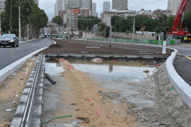 トラムウェイの線路を建設中