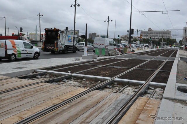 トラムウェイの線路を建設中