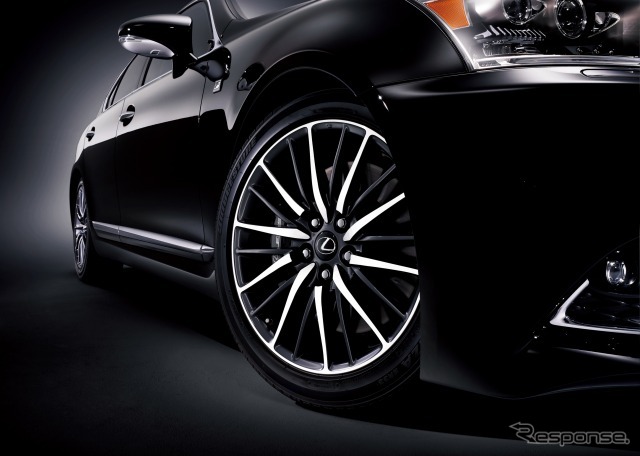245/45R19タイヤ&“F SPORT”専用鍛造アルミホイール