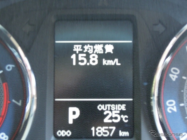 平均燃費計は大きく見やすい。エコ運転に効果的