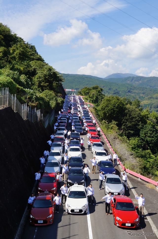 86台のトヨタ「86」が箱根ターンパイクの道路を埋め尽くした