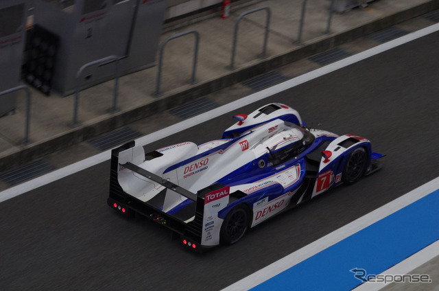 最後のピットから出るトヨタ TS030ハイブリッド。ドライバーは中嶋一貴