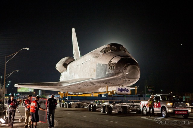 スペースシャトル、エンデバーを牽引するトヨタ タンドラ