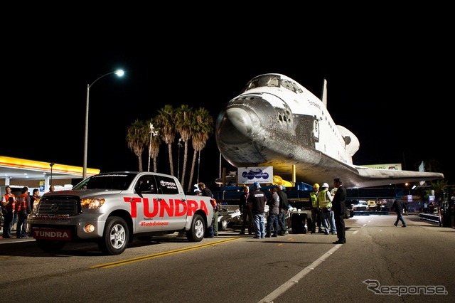 スペースシャトル、エンデバーを牽引するトヨタ タンドラ