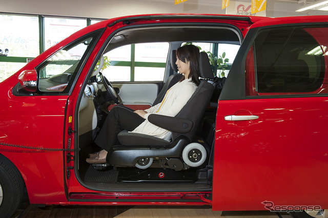 トヨタ スペイド 助手席リフトアップシート車