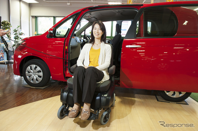 トヨタ スペイド 助手席リフトアップシート車