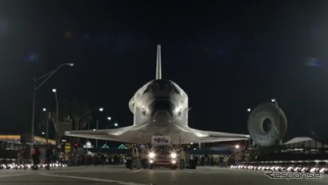 スペースシャトル「エンデバー」を牽引するトヨタ タンドラ