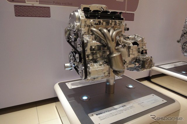 日産、先進技術発表会で用意されたFF用HV2.5リットルエンジン