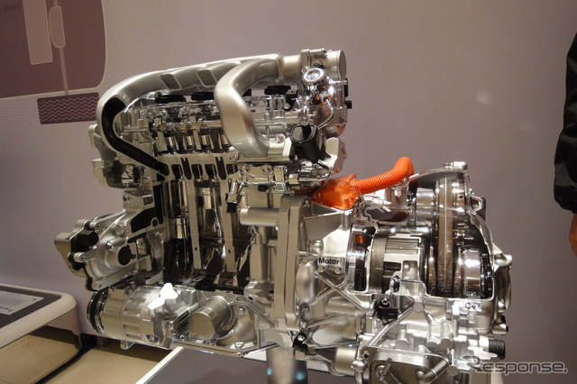 日産、先進技術発表会で用意されたFF用HV2.0リットルエンジン