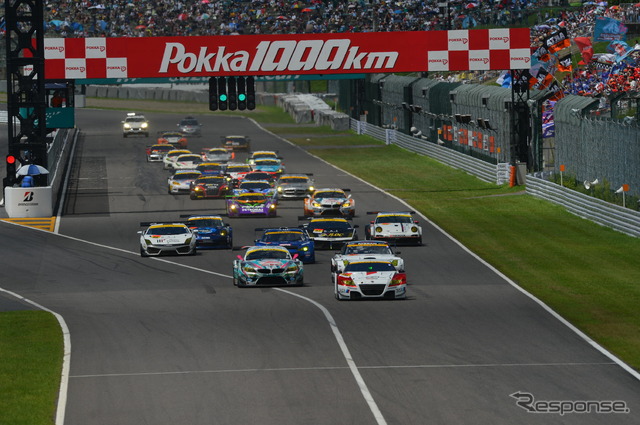 GT300クラスには多彩な車種が参戦中。写真の先頭は、ハイブリッドレーサーのホンダCR-Z（鈴鹿戦）。