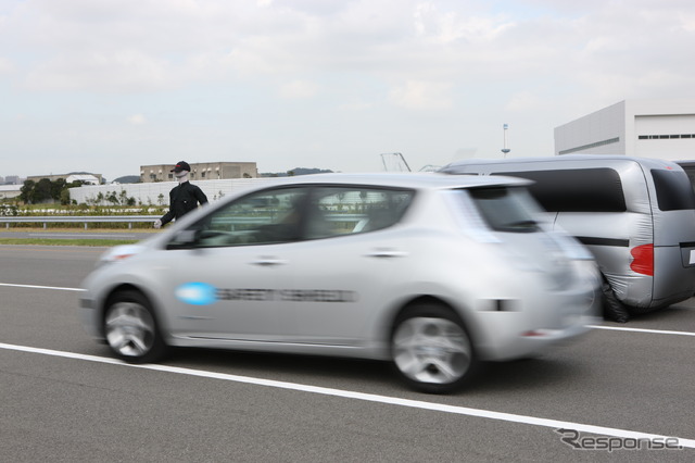 日産 緊急操舵回避支援システム