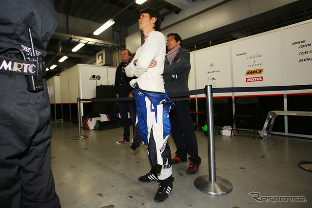 レース中に戦況を見つめる中野信治