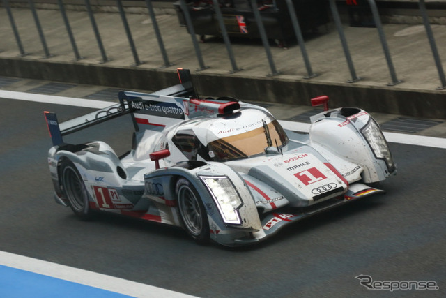接触事故により、左のフロントカウルが損傷したアウディ R18 e-tronクワトロ
