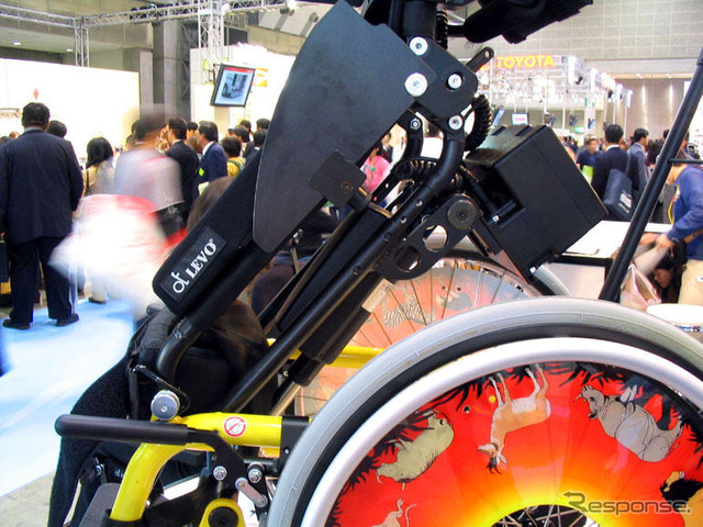 【福祉機器展04】座ったまま立つ? …スタンディング車いす