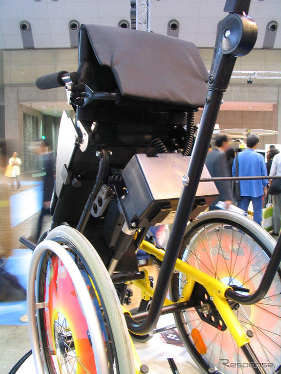 【福祉機器展04】座ったまま立つ? …スタンディング車いす