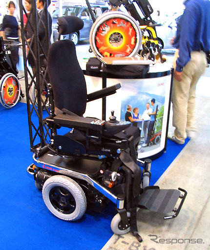 【福祉機器展04】座ったまま立つ? …スタンディング車いす