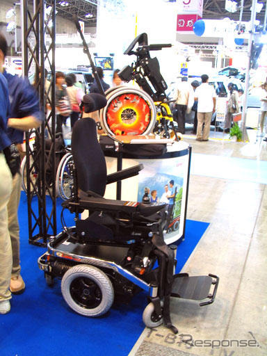 【福祉機器展04】座ったまま立つ? …スタンディング車いす
