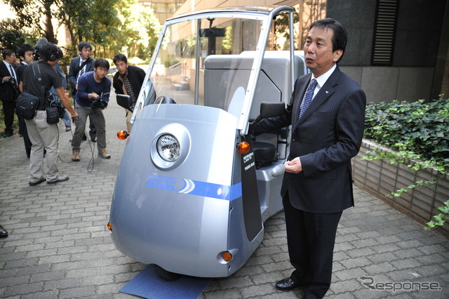 SGモータース代表取締役 社長 谷本育生氏と佐川急便仕様のライク-T3