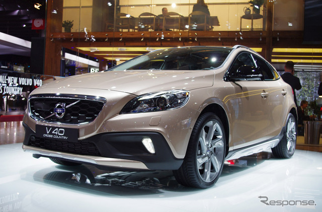ボルボ V40クロスカントリー(パリモーターショー12)