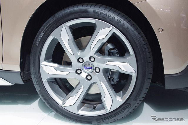 ボルボ V40クロスカントリー(パリモーターショー12)