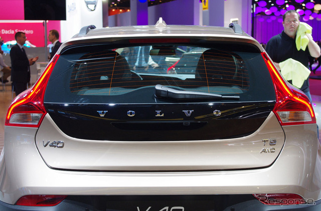 ボルボ V40クロスカントリー(パリモーターショー12)