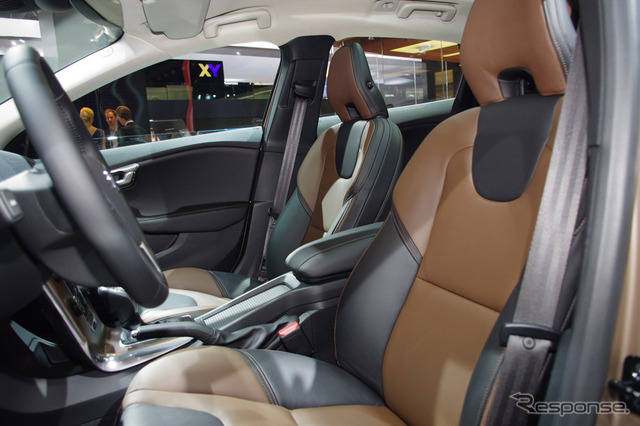 ボルボ V40クロスカントリー(パリモーターショー12)
