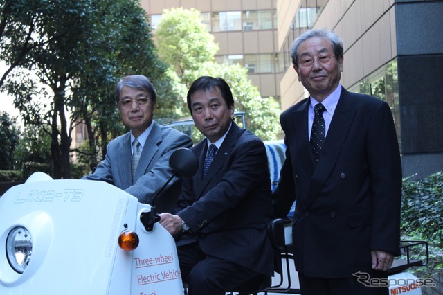 光岡自動車代表取締役会長の光岡進氏(右)、SGモータース代表取締役社長の谷本育生氏（中）、ユアサM&B電気自動車部部長の橋本篤実氏(左)