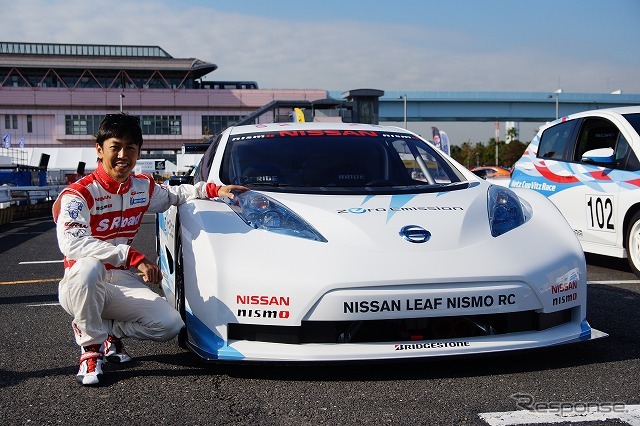 『リーフ NISMO RC』と、ドライビングを担当する柳田真孝選手。