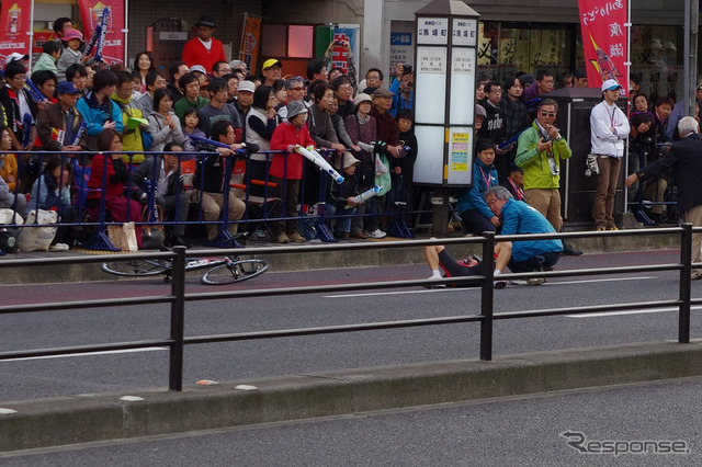 落車して倒れ込む選手も