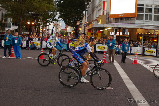 クリテリウムのトップ3。左から2位の別府史之、優勝したヤロスラフ・マリチャ、そしてロビー・マッキュアン