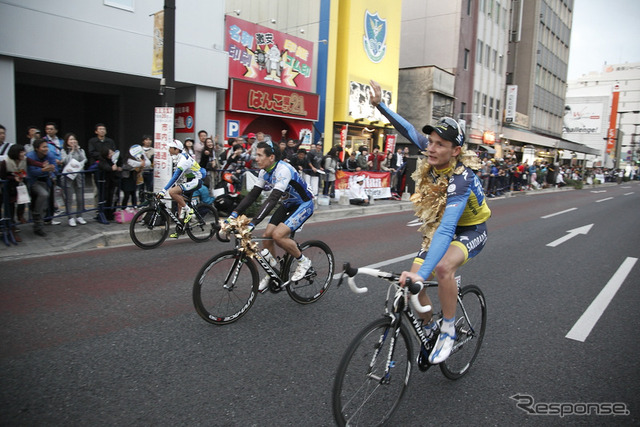 【ジャパンカップ12】大観衆3万8000人の前で疾走…クリテリウム［写真蔵］