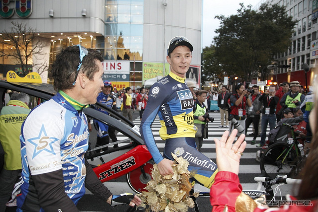 優勝したヤロスラフ・マリチャ選手(中央)と3位に入ったロビー・マキュアン選手(左)