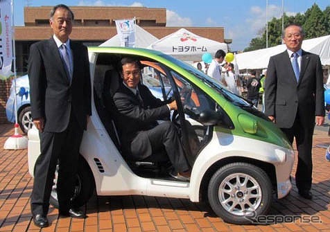 日沖市長がコムスを試乗