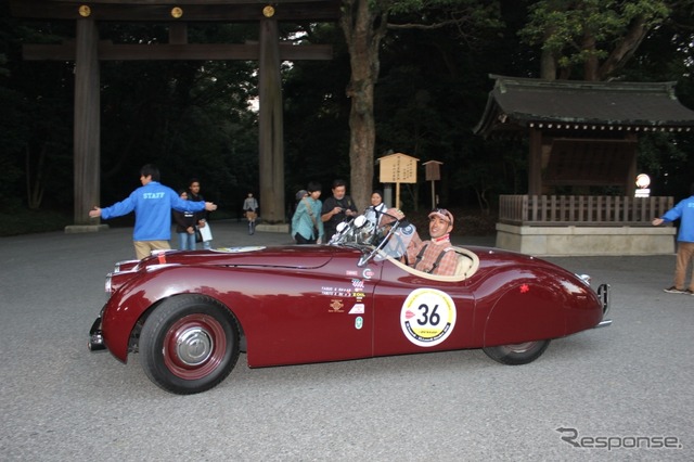 明治神宮へ到着したジャガー・XK120