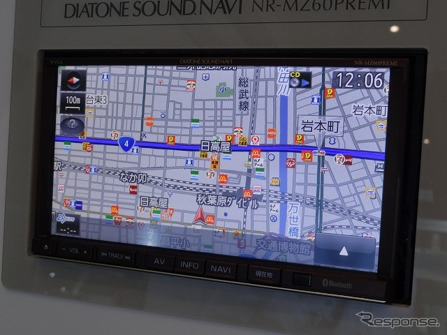 ナビ機能も充実。会員制サービスに加入し、Bluetoothで携帯電話と接続することによってリアルタイム渋滞情報の取得も可能。
