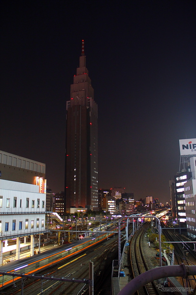 写真右手にJR南新宿ビル