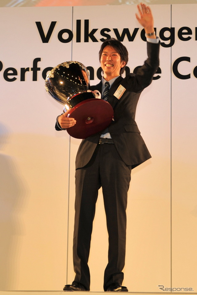 サービスアドバイザー部門優勝者高田直樹さん(VW栗東)