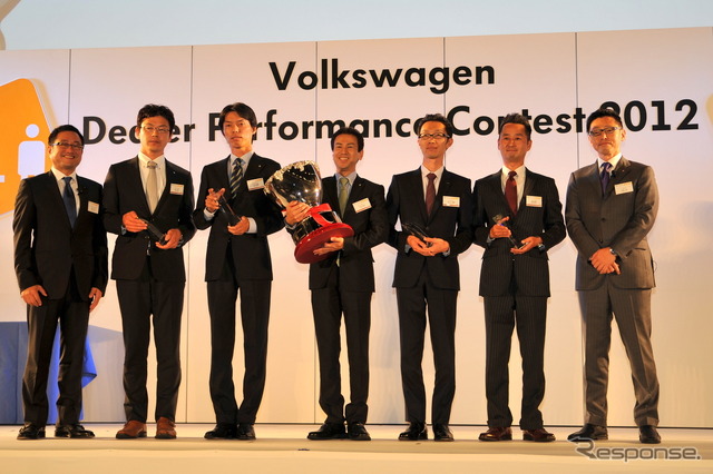 セールス部門受賞者と、VWグループジャパン代表取締役社長の庄司茂氏、専務執行役員営業本部長の神戸誠氏