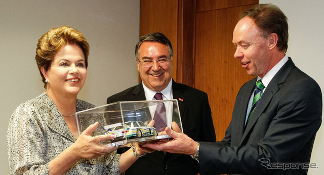 ブラジルのルセフ大統領と会談したBMWグループのイアン・ロバートソン取締役