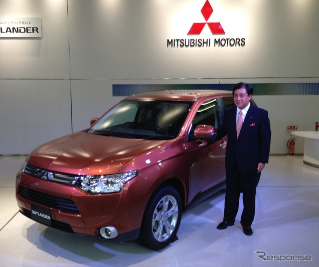 三菱自動車の益子修社長と新型アウトランダー