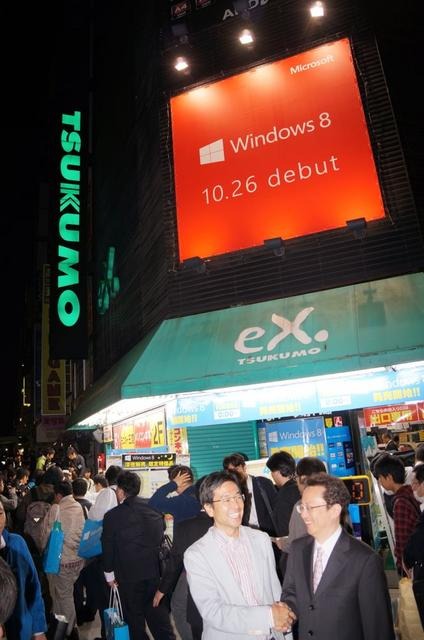 Windows 8深夜販売に行列!秋葉原はお祭り騒ぎ