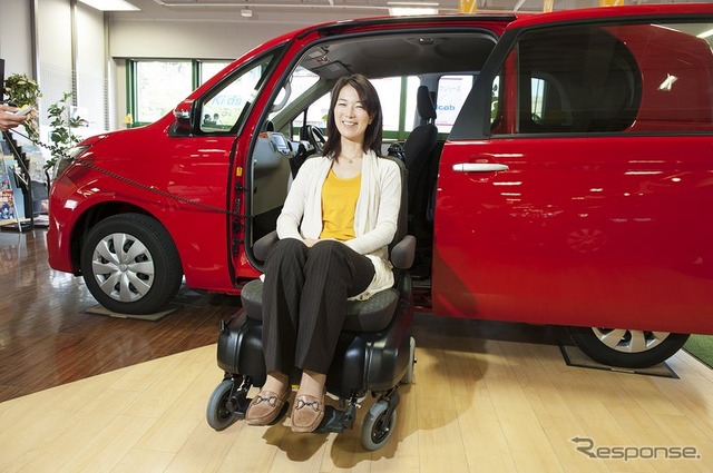 トヨタ スペイド サイドアクセス車 脱着シート〈手動式〉+専用車いす仕様