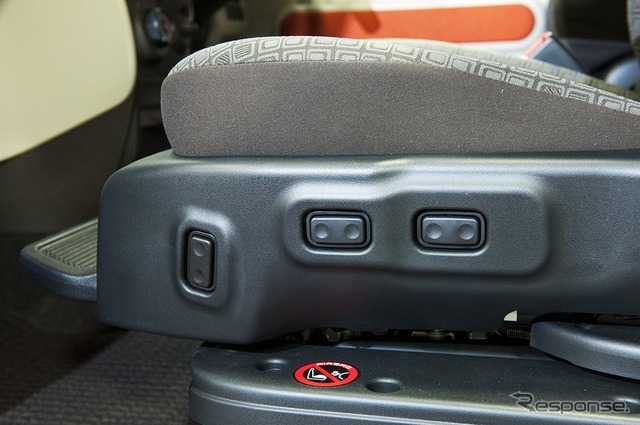 トヨタ ポルテ 助手席リフトアップシート+手動車いす用収納装置(電動式)