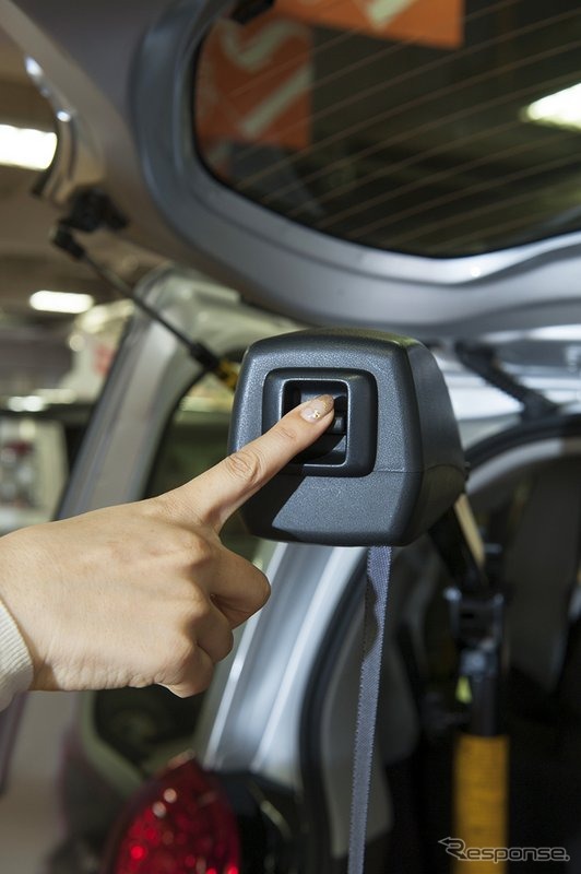 トヨタ ポルテ 助手席リフトアップシート+手動車いす用収納装置(電動式)