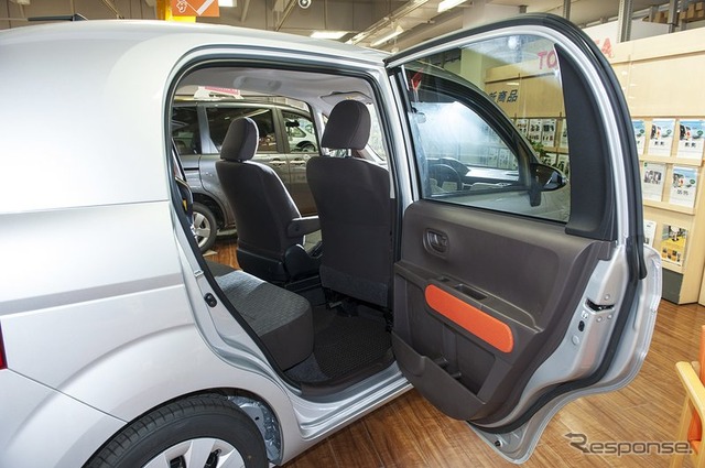 トヨタ ポルテ 助手席リフトアップシート+手動車いす用収納装置(電動式)