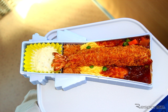 車内でも販売される東京スカイツリー弁当(1000円)