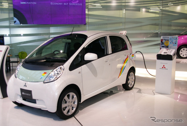 三菱の電気自動車（EV）i-MiEVと外部給電装置のMiEVパワーボックス