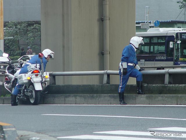 【ついに来たぞ改正道交法】ドライバーから見えにくい位置に警察官は立つ