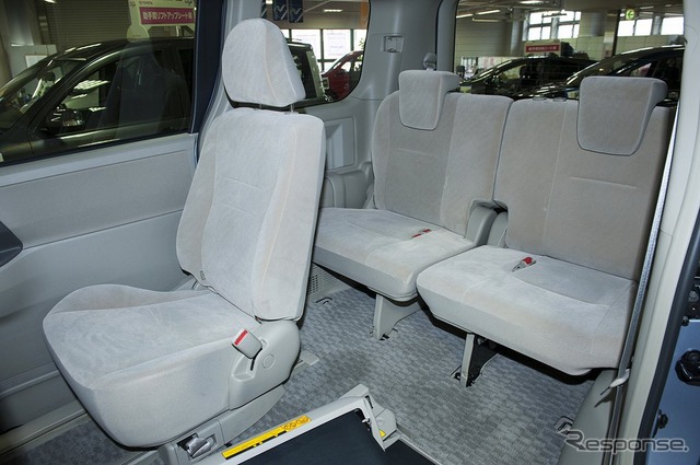 トヨタ ノア サイドリフトアップシート車（標準タイプ）　3列目シーツの実用性も十分